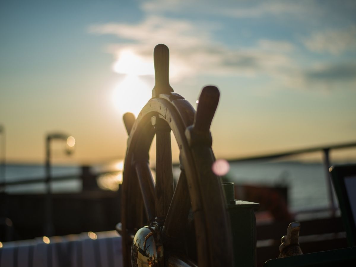 A ship’s wheel.