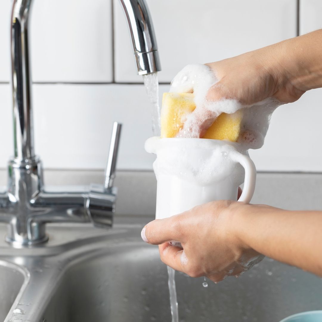 Cleaning dishes